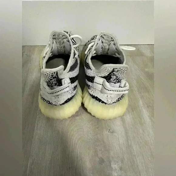 Adidas Yeezy Boost 350 V2 Zebra Size 6.5 - Picture 2 of 8